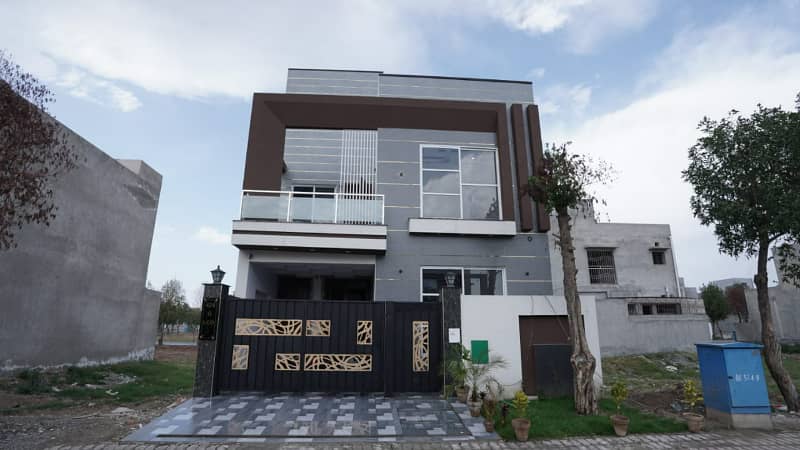 80 FEET ROAD 5 MARLA BRAND NEW MODREN DESIGN HOUSE FOR SALE IN VERY REASONABLE PRICE 0