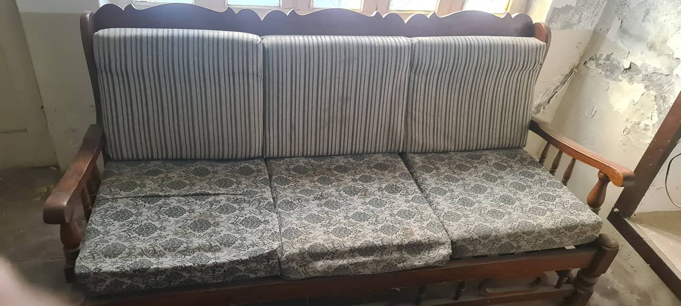 Used sofa set in good condition 0