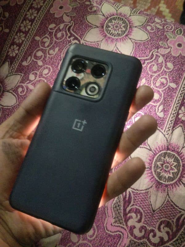 OnePlus 10pro 12 gb 256 gb back break minor spot jo pic me dekh sakty 2