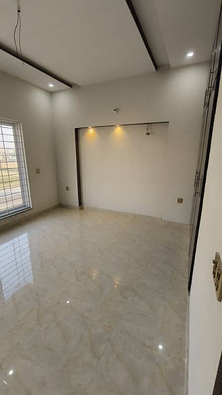 BEST OPPORTUNITY TO BUY 5 MARLA PRIME LOCATION HOUSE IN LWO COST E BAHRIA ORCHARD 8