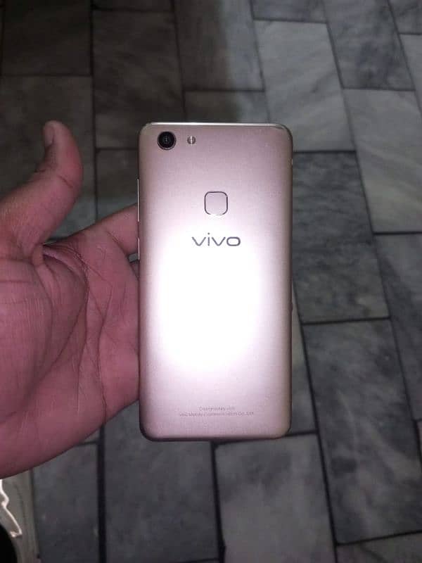 vivo V7 (4/32) contact this number 03000769727 whatsapp b isi pr he 1