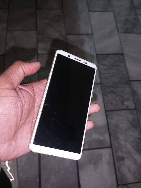 vivo V7 (4/32) contact this number 03000769727 whatsapp b isi pr he 3