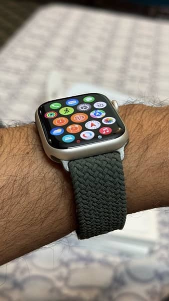 Apple Watch Series 8 Starlight Aluminium 45 MM 15