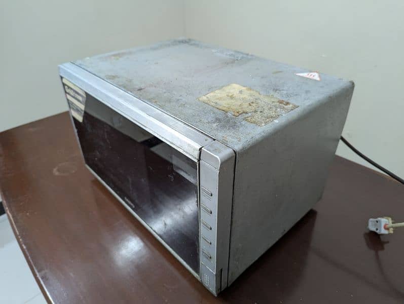 microwave oven for sale (not in working condition) 1