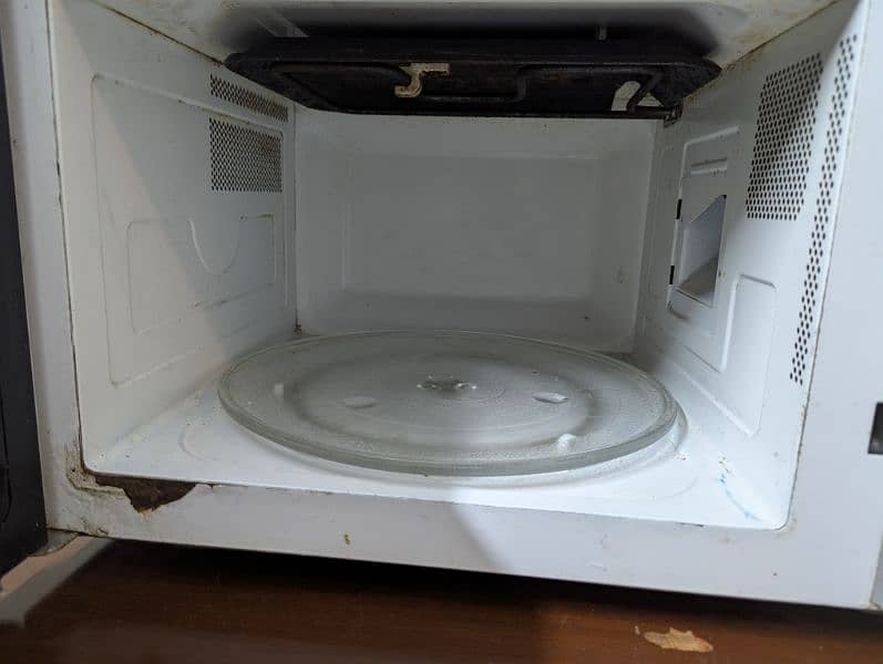 microwave oven for sale (not in working condition) 2