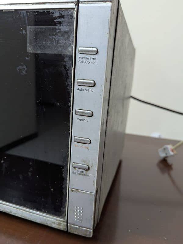 microwave oven for sale (not in working condition) 3