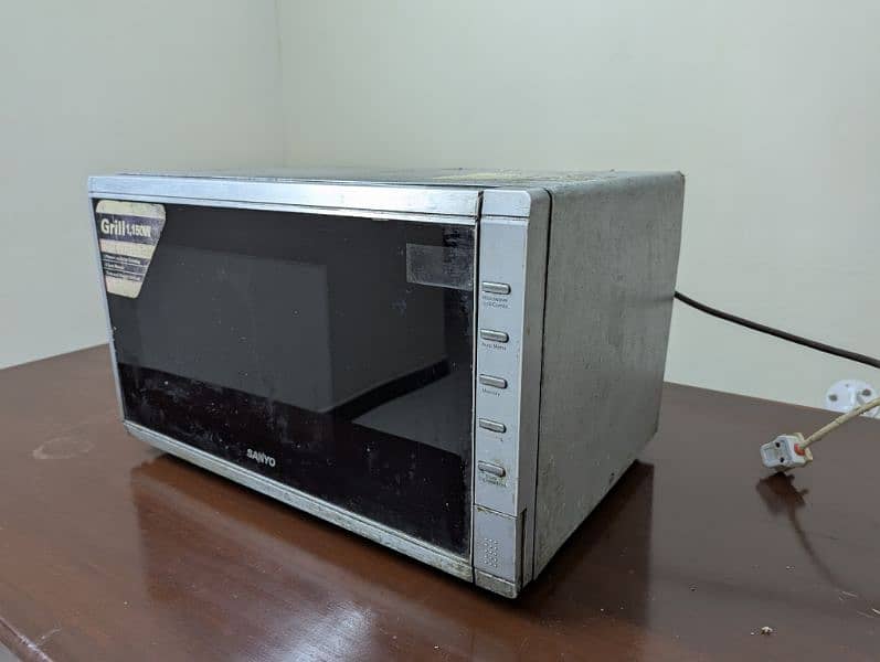 microwave oven for sale (not in working condition) 4