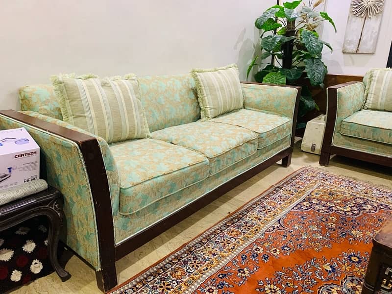 5 seater sofa set with wooden table and carpet 2