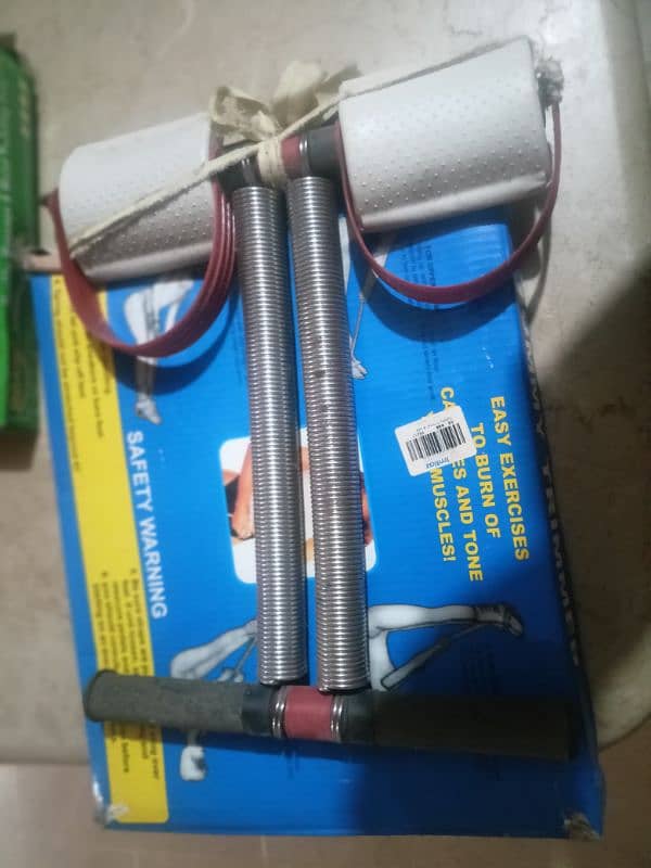 A tummy trimmer and waist twister in very good condition. 1