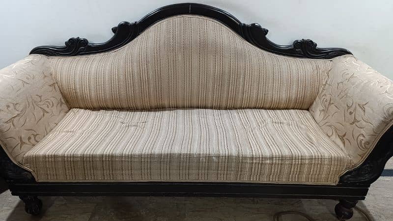 Beautiful Victorian Style Sofa in affordable price 0