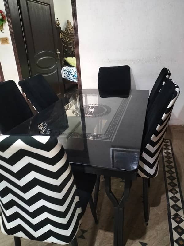 like new Dinning table king size with Chairs 1