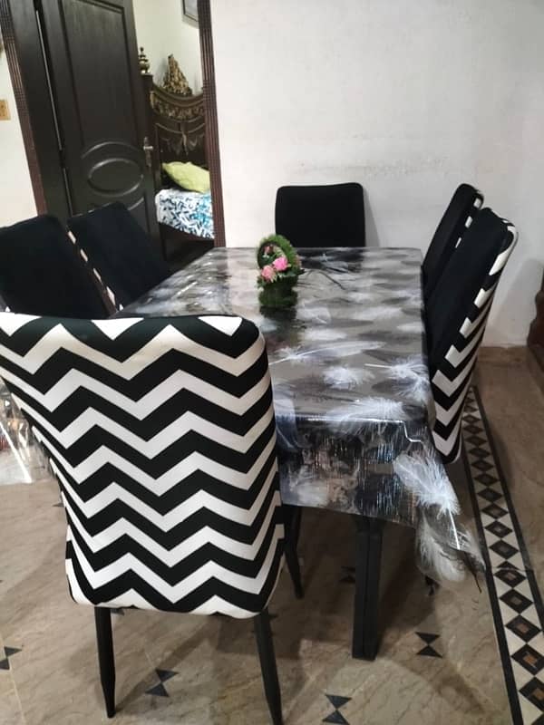 like new Dinning table king size with Chairs 2