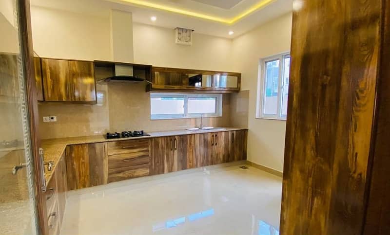 10 Marla Luxury House at low price for RENT PHASE 6 PRIME LOCATED 14