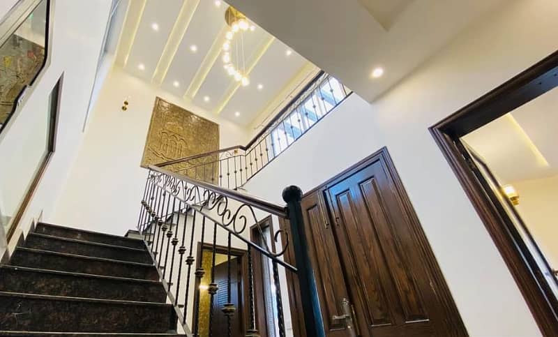 10 Marla Luxury House at low price for RENT PHASE 6 PRIME LOCATED 17