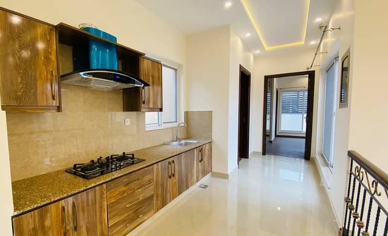 10 Marla Luxury House at low price for RENT PHASE 6 PRIME LOCATED 21