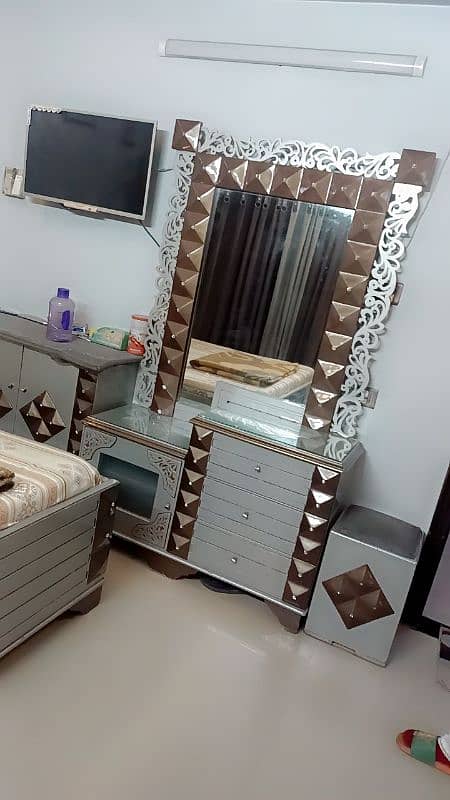 complete 4 pcs bedset in good condition 4