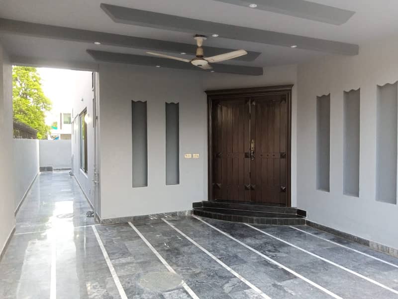 4 Beds 10 Marla House For Sale In Ex Air Avenue DHA Phase 8 Airport Road Lahore. 0