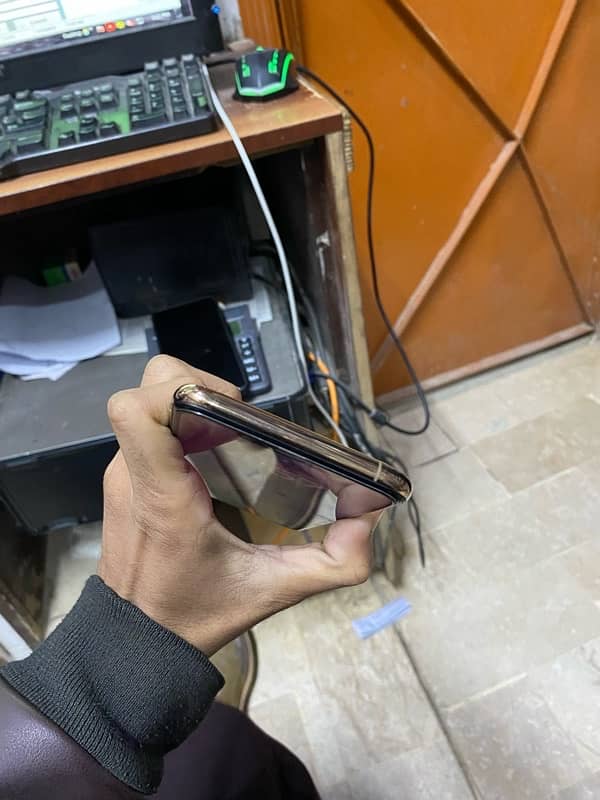 i am selling my iphone xsmax 1