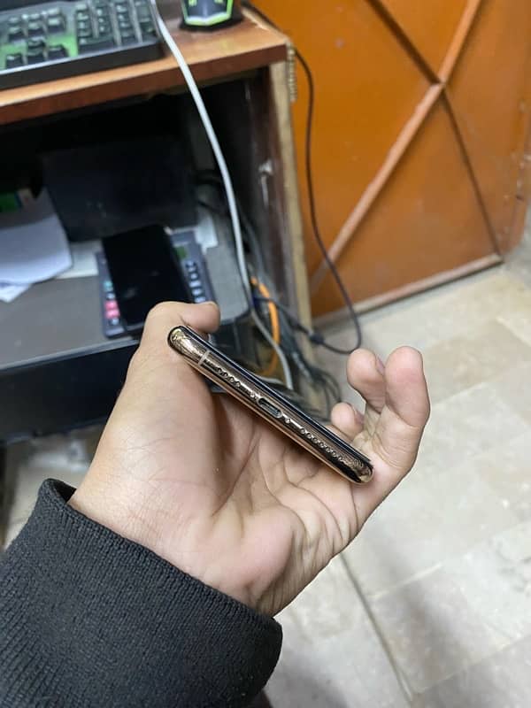 i am selling my iphone xsmax 3