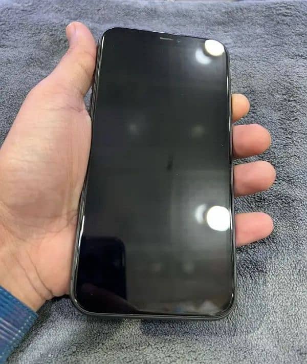 Iphone 11 64gb factory unlocke in apple warranty 4