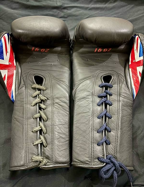 Winning Lace-up Boxing  leather Gloves 0