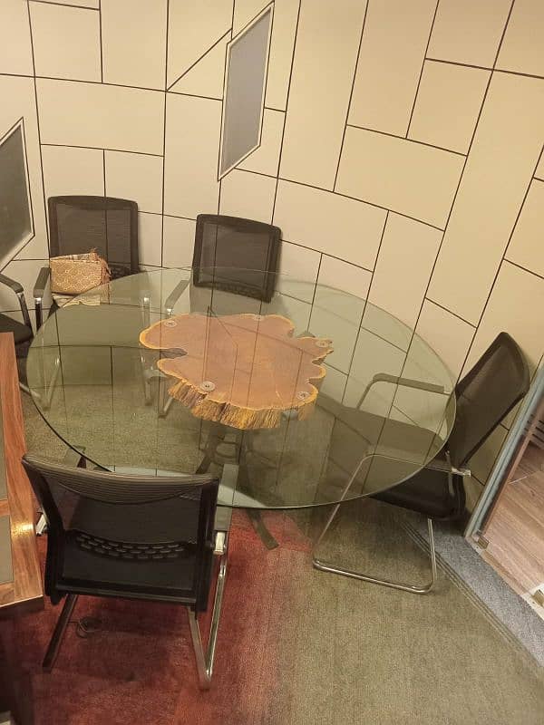 Round glass table 0