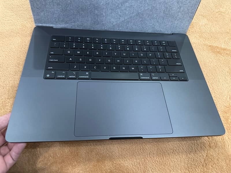 MacBook Pro M3 Pro 16 inch 8 cycles only 2