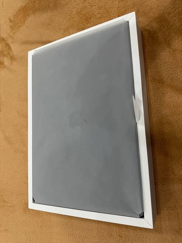 MacBook Pro M3 Pro 16 inch 8 cycles only 4