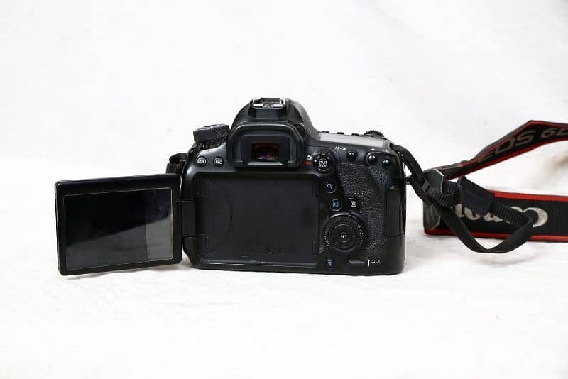 6D Mark II Body 4