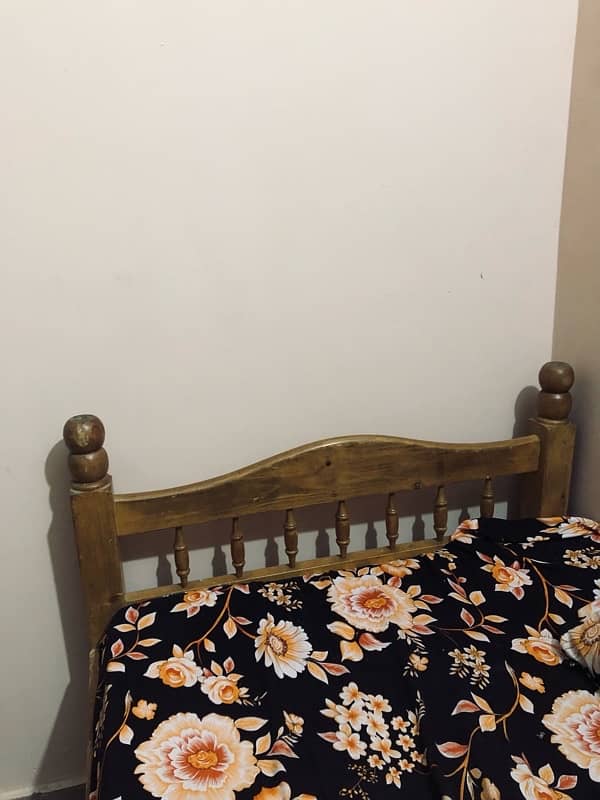 single bed with mattress  and dressing table 4