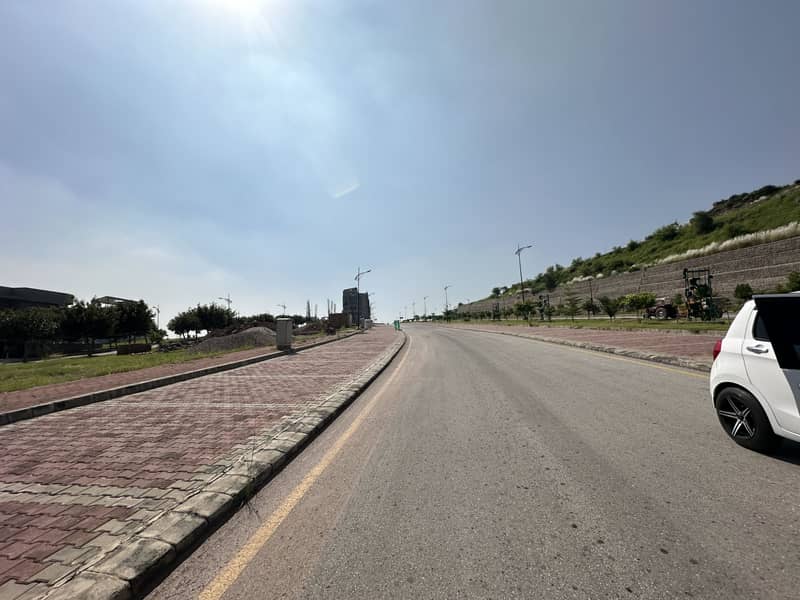 Bahria Enclave Sector J 8 Marla (40*45) Main Boulevard Available for Sale. Prime Location 2