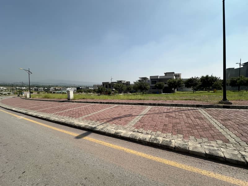 Bahria Enclave Sector J 8 Marla (40*45) Main Boulevard Available for Sale. Prime Location 5