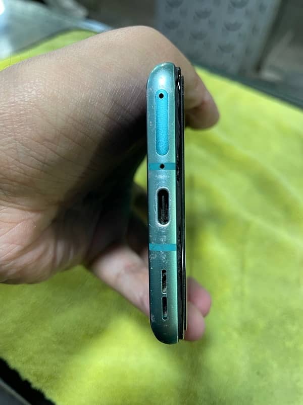 Oneplus 8t 12/256 screen mai dot ha or finger not working read add plz 3