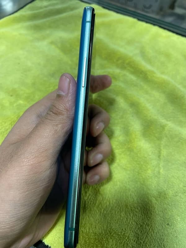 Oneplus 8t 12/256 screen mai dot ha or finger not working read add plz 4