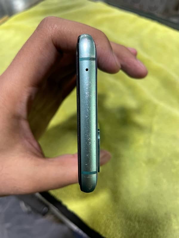 Oneplus 8t 12/256 screen mai dot ha or finger not working read add plz 6