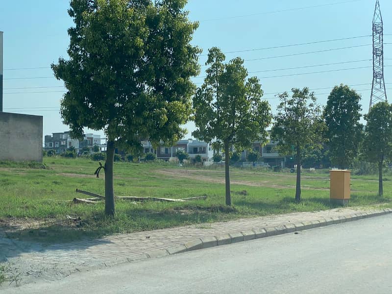 Bahria Enclave Sector-I 5-Marla 3.8 Marla Extra Land Prime Location Corner Plot Available For Sale In Reasonable Demand. 4