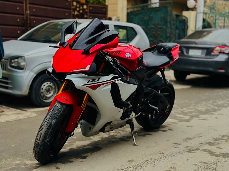 Yamaha R1 1