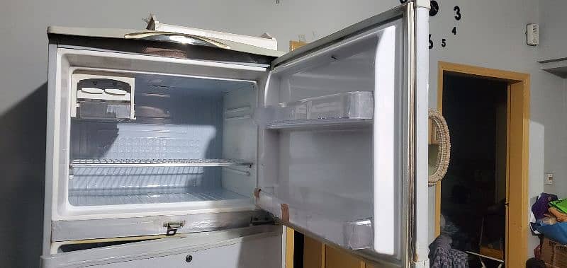 XL size refrigerate with freezer 2