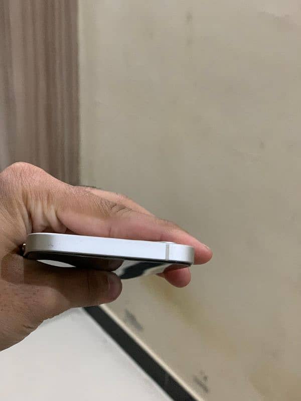 IPHONE 12 NON PTA JV BACK DAMAGE 3