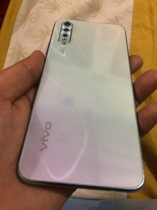 i want to sale urgent vivo s1 with shade panel 16