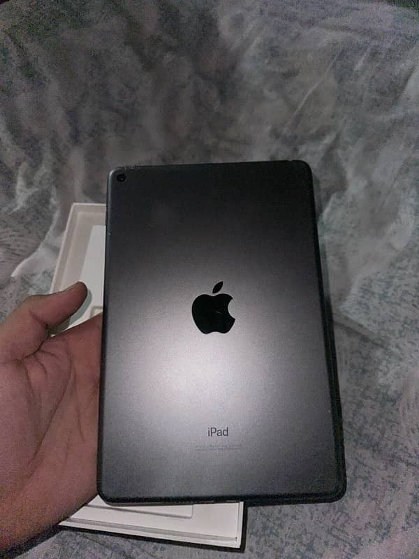 iPad mini 5  : 64Gb  9/10 condition 1