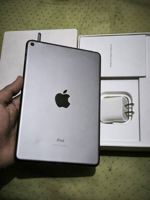 Ipad mini 5 with original box and charger 0