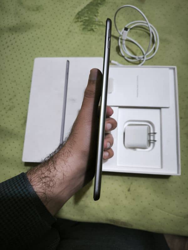 Ipad mini 5 with original box and charger 2