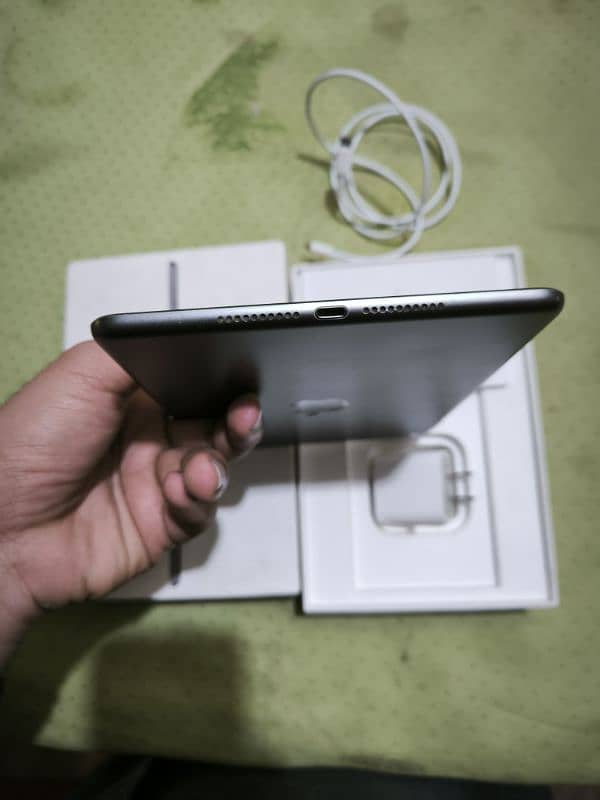 Ipad mini 5 with original box and charger 3