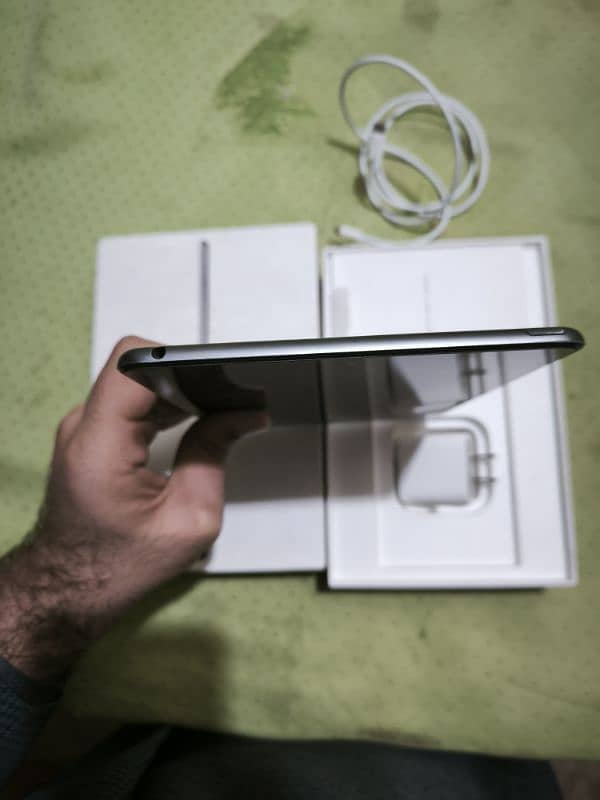 Ipad mini 5 with original box and charger 4