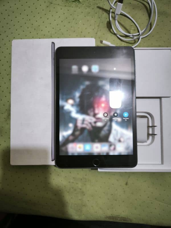 Ipad mini 5 with original box and charger 5