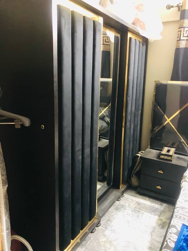 Room furniture condition new Black & golden 1