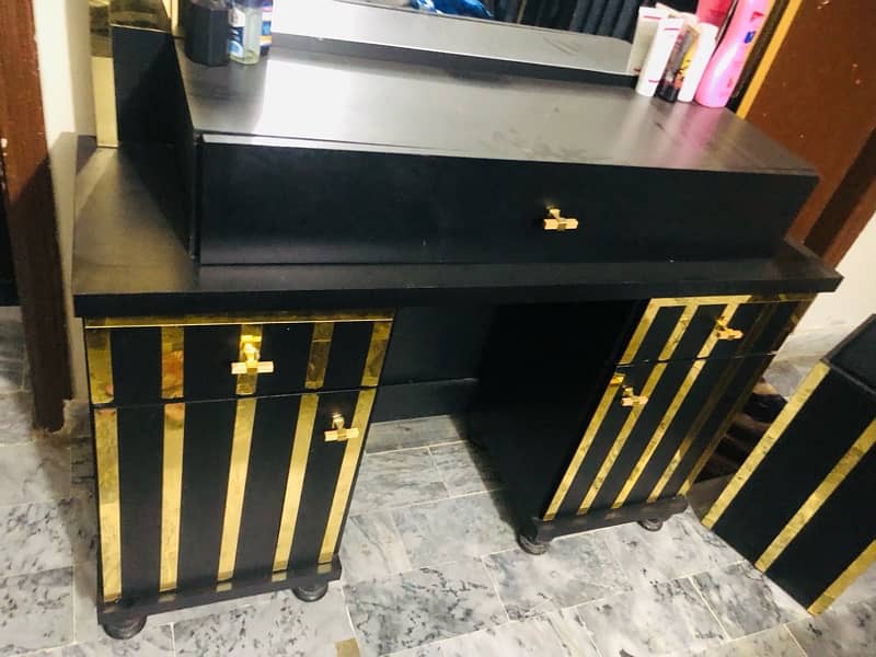 Room furniture condition new Black & golden 2