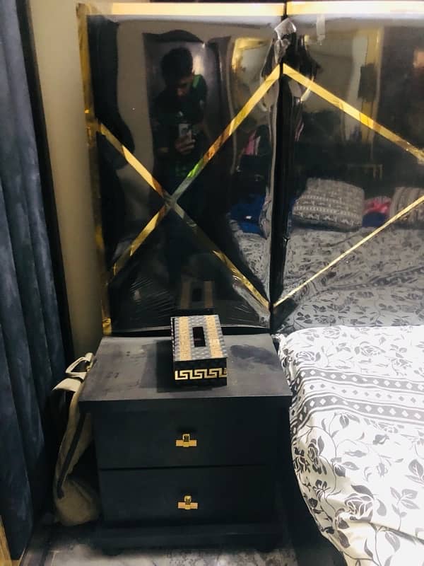 Room furniture condition new Black & golden 5