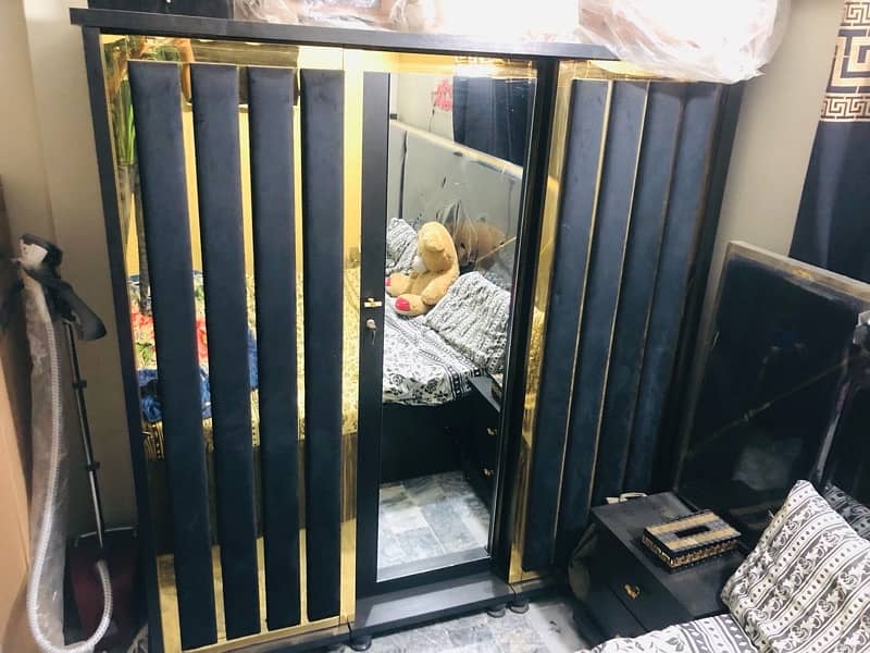 Room furniture condition new Black & golden 6